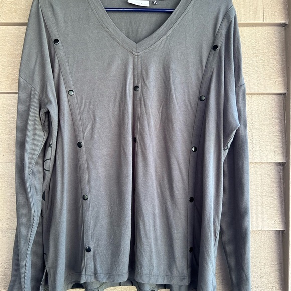 FOIL knit top front button rivet trim, backside dot design. Ribbed sleeves - Picture 2 of 6